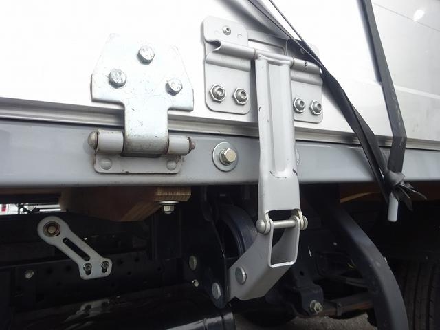 エルフトラック 　カーテン式幌　平ボディ　アルミブロック３方開あおり　標準幅　ロング　全低床　３トン積載　４．３７ｍボディ　あおり開閉補助装置　床板張り（68枚目）