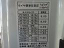 　４段クレーン付　古河ユニック製　警報仕様　標準幅　ベッド付　２２５０ｋｇ積載　木製あおり３方開　５．５ｍボディ　床板張り　２４０馬力（77枚目）