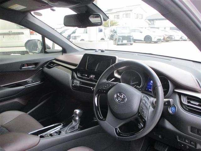 Ｃ－ＨＲ Ｇ　ハーフ革　ＴＳＳ　ワンオナ　ＤＶＤ再生可　定期点検記録簿　バックモニタ　イモビライザー　ナビ＆ＴＶ　ＥＴＣ付　キーフリーシステム　スマキー　横滑り防止機能　クルーズＣ　エアバッグ　アルミ　ＡＵＸ端子（3枚目）
