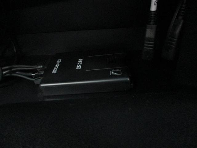 Ｃ－ＨＲ Ｇ　ハーフ革　ＴＳＳ　ワンオナ　ＤＶＤ再生可　定期点検記録簿　バックモニタ　イモビライザー　ナビ＆ＴＶ　ＥＴＣ付　キーフリーシステム　スマキー　横滑り防止機能　クルーズＣ　エアバッグ　アルミ　ＡＵＸ端子（12枚目）