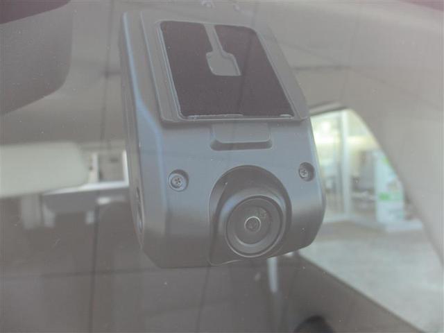 今の時代は必須アイテムのドライブレコーダーです。前後に装着されています。