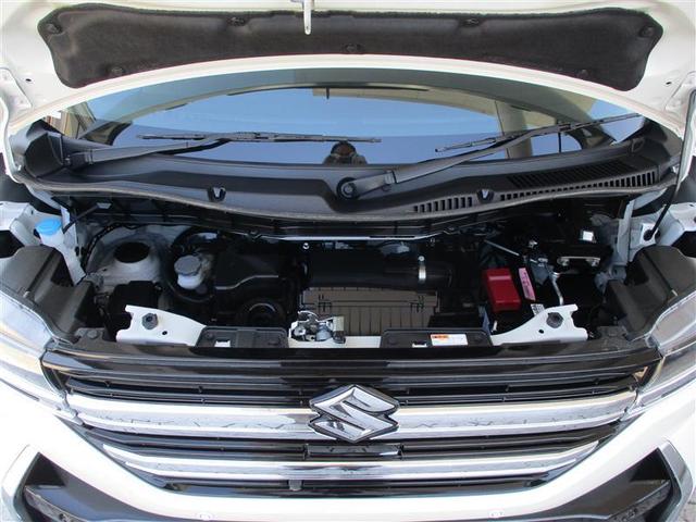 エンジンルームもピカピカでバッテリーも新品に交換します。