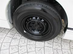 スチールホイールですがツヤ黒に塗装されてます。タイヤもまだまだ使えます。 6