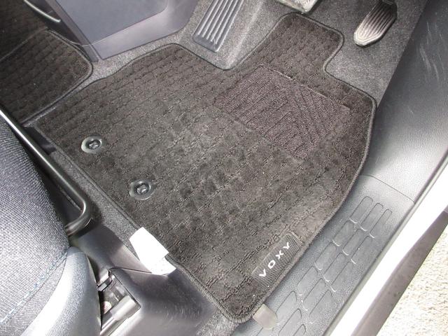 ヴォクシー ＺＳ煌　禁煙車　ワンオーナー　トヨタ純正メモリーナビ　Ｂｌｕｅｔｏｏｔｈ　ＥＴＣ　リアカメラ　両側電動スライドドア　ＬＥＤヘッドライト　フォグライト　オートエアコン　スマートキー　１６インチアルミホイール（17枚目）