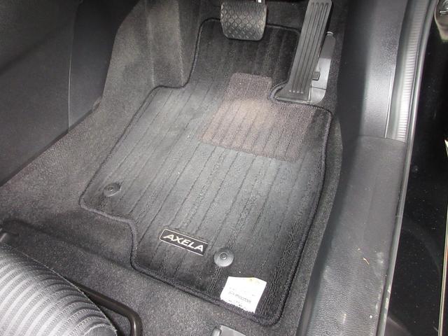 アクセラスポーツ １５Ｓ　禁煙車　マツダコネクトナビ　Ｂｌｕｅｔｏｏｔｈ　ＥＴＣ　Ｒカメラ　キーフリーシステム　追突軽減ブレーキ　アイドリングＳ　盗難防止機能　整備記録簿　パワーウィンドウ　ＥＴＣ車載器　パワーステアリング（21枚目）