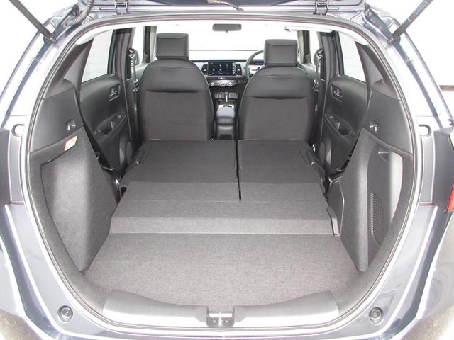 フィット ｅ：ＨＥＶホーム　／試乗車ＵＰ／禁煙車／ホンダセンシング／９インチナビ／ＢＴＡ／ＵＳＢ／フルセグ／音楽録音再生／ＤＶＤ／ＣＤ／Ｒカメラ／ＥＴＣ／Ｐセンサー／オートエアコン／ＬＥＤヘッドライト／スマートキー／　ＬＫＡ（16枚目）