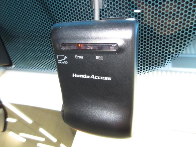 フィットハイブリッド Ｓパッケージ　純正メモリーナビＢｌｕｅｔｏｏｔｈドラレコＥＴＣＲカメラワンオーナー　１オナ　盗難防止　記録簿有り　Ｉ－ＳＴＯＰ　Ｄレコ　横滑り防止システム　Ｂモニター　ＵＳＢ　スマキ－　地デジ　ＬＥＤライト　ＡＢＳ（4枚目）