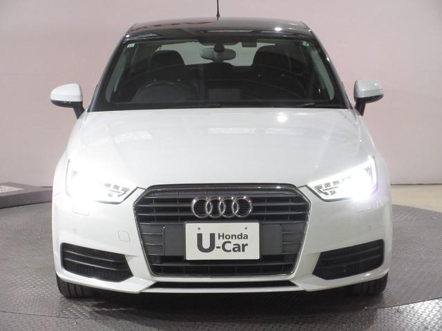 太陽光に近い青白くとっても明るい『ディスチャージヘッドライト』付き！とっても明るく遠くまで光が届きますから夜間や雨の日のドライブには心強い装備ですね〜。