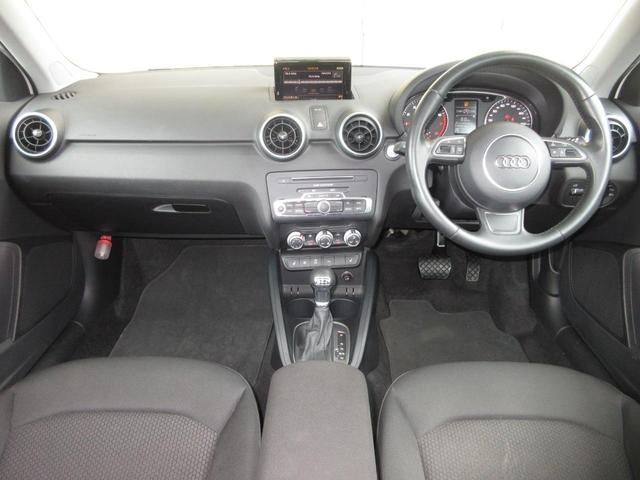 ステアリングホイールからスムーズに持ちかえられるフロアシフトを採用。シフトノブをコンパクト化し、女性でも操作しやすいサイズとしました。左手元には、便利なオーディオリモートコントロールスイッチ付き！