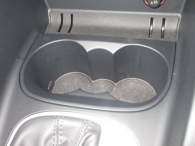 運転席と助手席の間にはドリンクホルダーがあります。取りやすい位置にありますからドライブも楽しくなりますね！