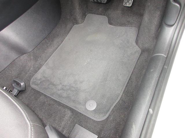 フロアマットが付いています。フロアマットは脱着可能ですから汚れがついたときに掃除しやすく、室内を綺麗に保つことが出来ます。付いてて良かったと思える用品です！