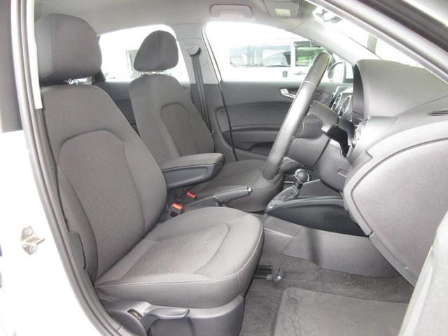 落ち着いた色合いとステッチの組み合わせがインテリア全体の上質感を引き立てます。