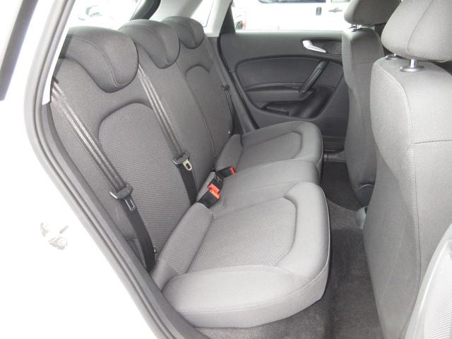 コンパクトながら荷室拡張も自在な、賢く使える後席空間。