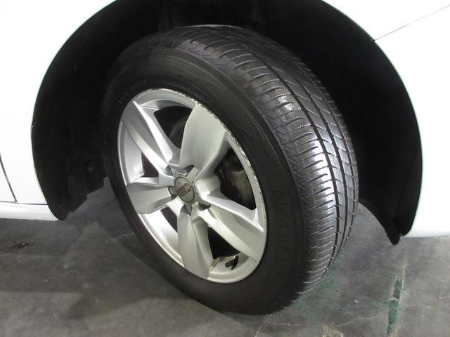 タイヤはＴＯＹＯナノエナジー３５分山程度２０２３年製が付いています。そして足元を精悍に引き締めるアウディ純正１５インチアルミホイール、おしゃれは足元から、カッコイイですね！