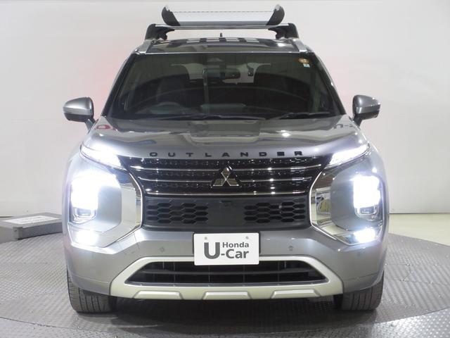 ハロゲンより明るく、より遠くまでさらなる安心感のあるＬＥＤヘッドライトを採用。照射軸の上下方向を自動調整するオートレベリング機構、点灯忘れも防止できるオートライトコントロール機構付きです。