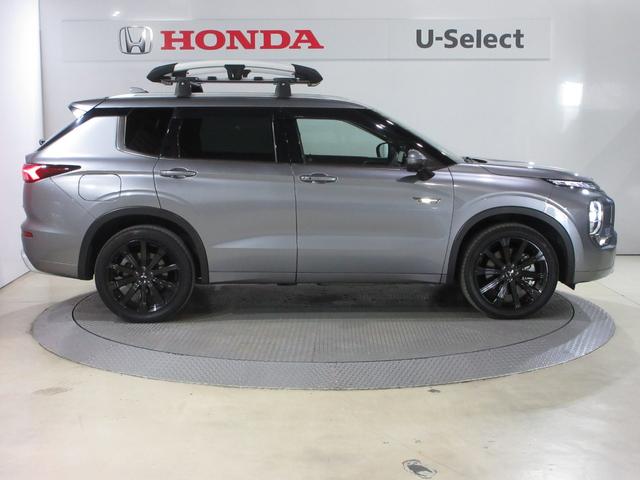 エクステリアデザインでめざしたのは、単なる移動手段としての道具ではなく、愛着を持ってつきあえる感覚のカタチでした。堅実さの伝わる車はセダンですね。落ち着いた雰囲気が良いですね！