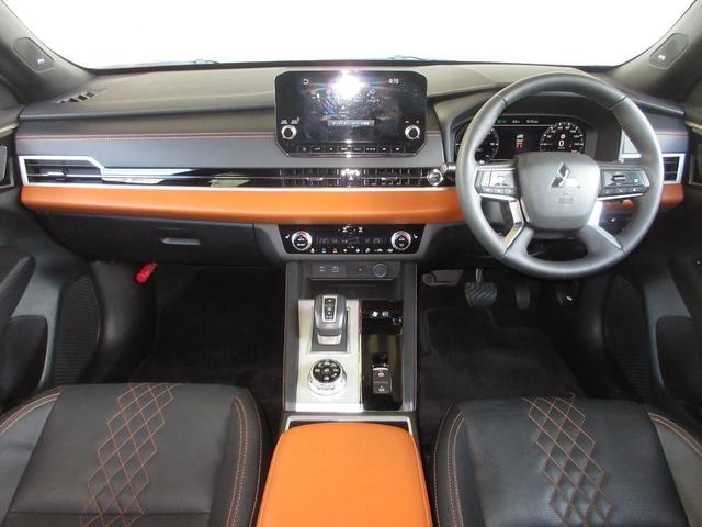 握りやすいハンドルには、オーディオコントロールとクルーズコントロールスイッチが装備されており、ハンドルから手を離さずに操作が出来ます。感覚で操作ができて便利で安全ですね！