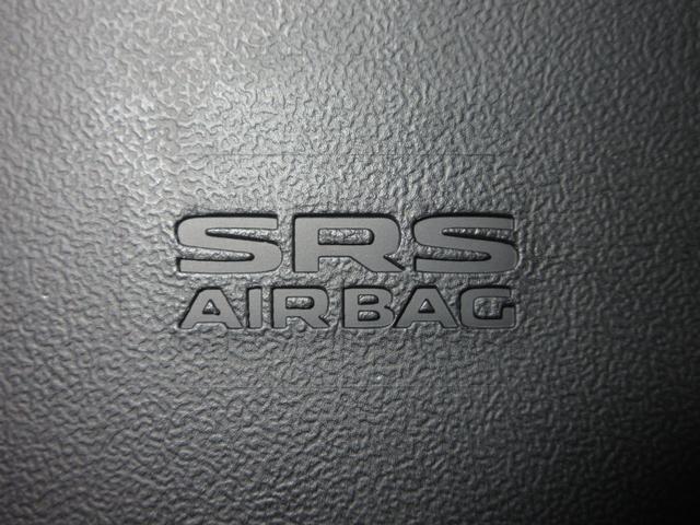 サイドカーテンエアバックシステムは、側面衝突時に大人から子供までさまざまな体格の乗員の頭部や頚部を広範囲で保護。特にセンターピラーへの頭部衝突を防ぐ展開性能を実現しています。