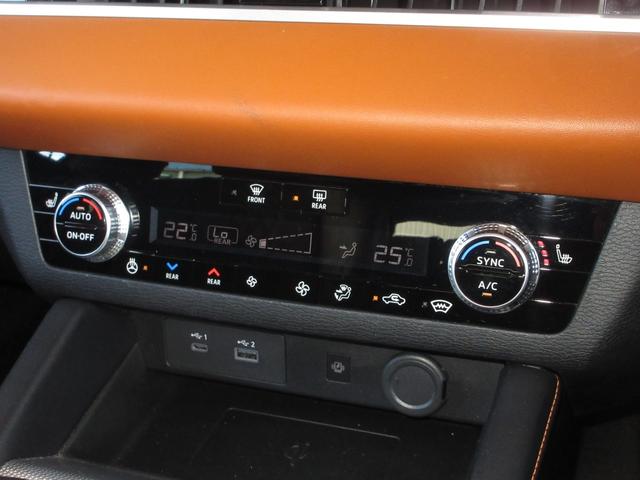 エアコンはオートエアコンでお好みの温度調整が出来、オールシーズン快適にドライブできます！さらに、運転席＆助手席シートヒーターが付いてます。３段階に温度設定が可能です。