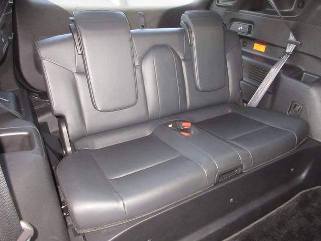 ３列目シートは、７人乗りの可能性を広げるスマートな設計。必要に応じて使える可倒式で、荷室とのバランスも抜群。家族や仲間とのお出かけに最適です。