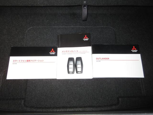 カギをバッグやポケットに入れたままでもドアロックの開閉やエンジン始動ができる『スマートキー』付き！暗くなってもキー穴を捜す必要が無くとっても便利ですから人気の装備です！