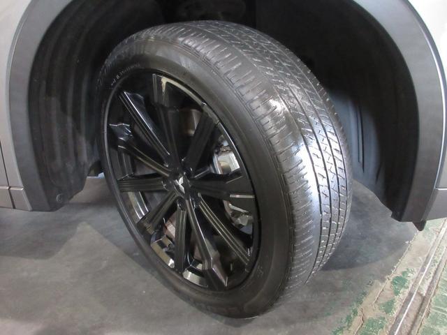 足元を精悍に引き締める三菱純正２０インチアルミホイール、おしゃれは足元から、カッコイイですね！見たいところ、知りたいことなどございましたらお気軽にお問い合わせくださいませ。