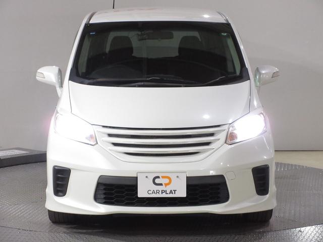 フリードハイブリッド ジャストセレクション　／禁煙車／メモリーナビ／ワンセグ／Ｒカメラ／ＵＳＢ／ＣＤ／ＤＶＤ／ＥＴＣ／ドラレコ／クルコン／スマートキー／ローダウン／社外フロントグリル／社外１７インチＡＷ／ディスチャージヘッドライト／ＡＢＳ／（5枚目）