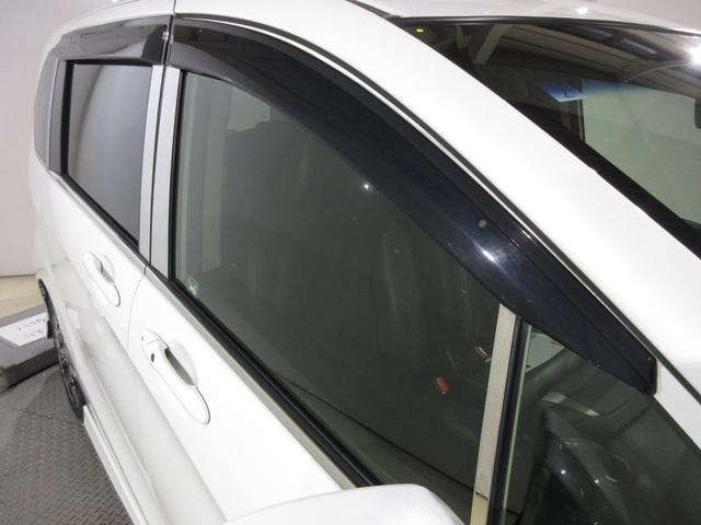 フリードハイブリッド ジャストセレクション　／禁煙車／メモリーナビ／ワンセグ／Ｒカメラ／ＵＳＢ／ＣＤ／ＤＶＤ／ＥＴＣ／ドラレコ／クルコン／スマートキー／ローダウン／社外フロントグリル／社外１７インチＡＷ／ディスチャージヘッドライト／ＡＢＳ／（8枚目）
