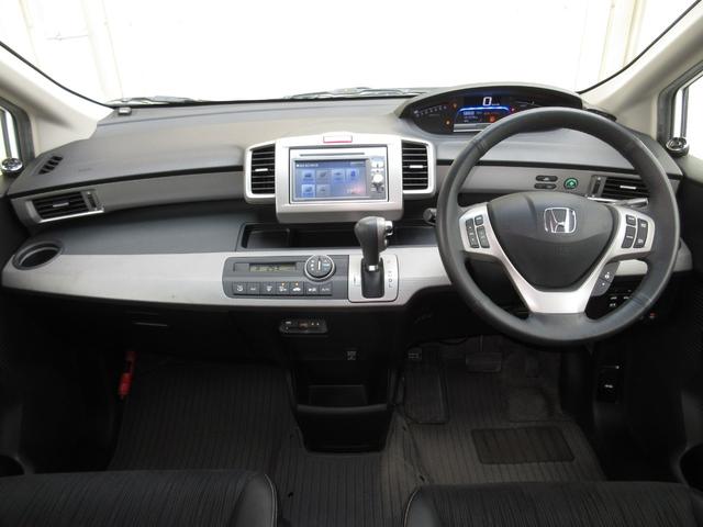 フリードハイブリッド ジャストセレクション　／禁煙車／メモリーナビ／ワンセグ／Ｒカメラ／ＵＳＢ／ＣＤ／ＤＶＤ／ＥＴＣ／ドラレコ／クルコン／スマートキー／ローダウン／社外フロントグリル／社外１７インチＡＷ／ディスチャージヘッドライト／ＡＢＳ／（9枚目）