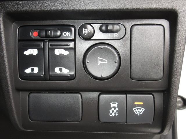 フリードハイブリッド ジャストセレクション　／禁煙車／メモリーナビ／ワンセグ／Ｒカメラ／ＵＳＢ／ＣＤ／ＤＶＤ／ＥＴＣ／ドラレコ／クルコン／スマートキー／ローダウン／社外フロントグリル／社外１７インチＡＷ／ディスチャージヘッドライト／ＡＢＳ／（12枚目）