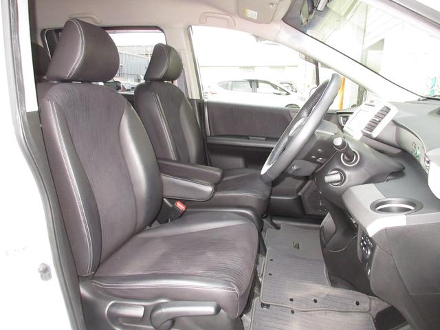フリードハイブリッド ジャストセレクション　／禁煙車／メモリーナビ／ワンセグ／Ｒカメラ／ＵＳＢ／ＣＤ／ＤＶＤ／ＥＴＣ／ドラレコ／クルコン／スマートキー／ローダウン／社外フロントグリル／社外１７インチＡＷ／ディスチャージヘッドライト／ＡＢＳ／（14枚目）