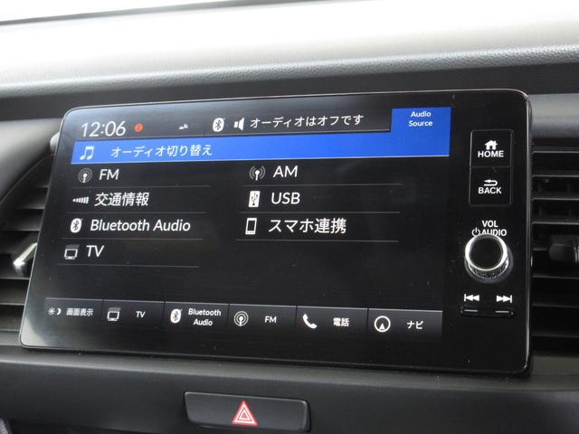 フィット ｅ：ＨＥＶホーム　ホンダセンシングホンダコネクトディスプレイＢｌｕｅｔｏｏｔｈドラレコＲカメラＥＴＣワンオーナー　前後誤発進抑制機能　クリソナ　助手席エアバッグ　運転席エアバッグ　１オナ　アイドリングストップ　禁煙（6枚目）