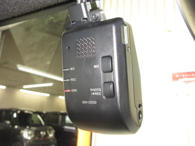 N-BOXカスタム コーディネートスタイル ・ワンオーナー ・禁煙 ・令和5年12月登録 ・1万5千キロ ・車検…令和8年12月 ・純正9インチナビ ・リアカメラ ・ETC ・ドラレコ ・両側電動スライドドア ・Bluetooth AUDIO(6枚目)