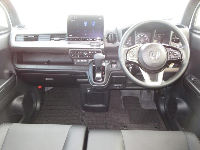 握りやすいハンドルには、オーディオコントロールとクルーズコントロールスイッチが装備されており、ハンドルから手を離さずに操作が出来ます。感覚で操作ができて便利で安全ですね！