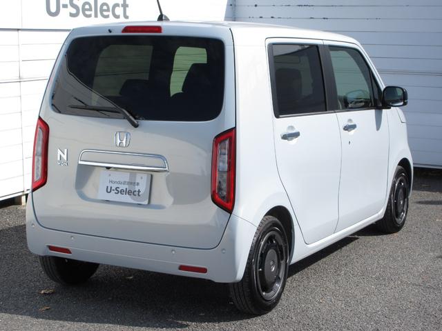 リアゲートが開くときの切れ目は全体のフォルムになじませて、上から下に向かって広がる「台形」の後ろ姿を強調。タイヤに重みが乗っているような、クルマとしての安定感あるリアビューを表現しています。