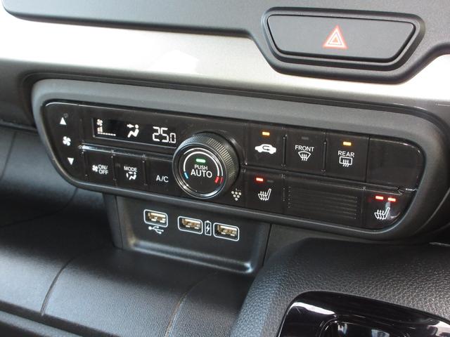 エアコンはオートエアコンでお好みの温度調整が出来、オールシーズン快適にドライブできます！フロントシートの座面に２段階調節のシートヒーターを内蔵。身体を直接温めることができます。