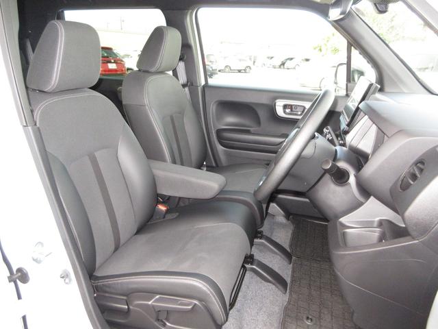 運転席には高さ調整ができる『シートハイトアジャスター機能』が付いています！　これなら小柄な方にも大柄な方にも自分にぴったりの運転姿勢がとれますね〜！