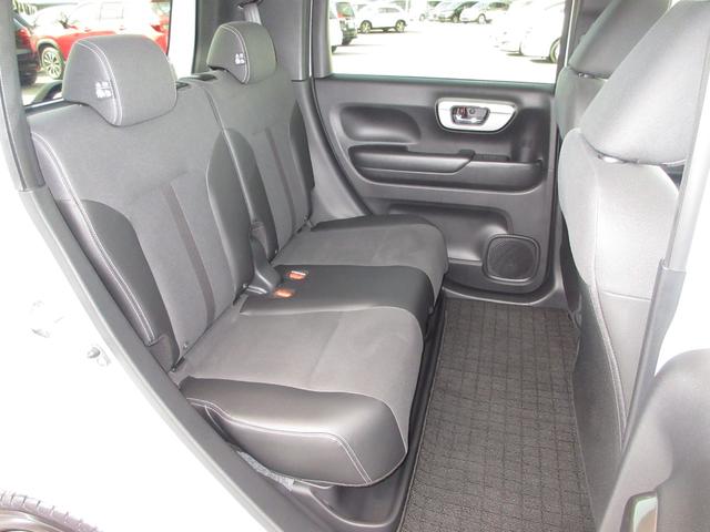 足が組めるほどの広さを持った後部座席は、自由な姿勢でのんびり過ごせる、おもてなしの空間に。それぞれの座席で快適に過ごせる、心地よい室内空間に仕立てました。