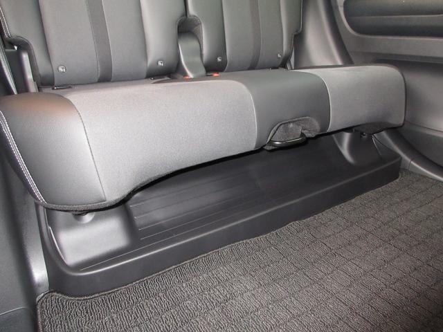 リアシートの下に収納として大容量のスペース。普段から積んでおきたい小物はここにしまっておけば、荷室はいつもすっきり。全面を広く使うことができます。濡れた傘もさっと置けて汚れません。