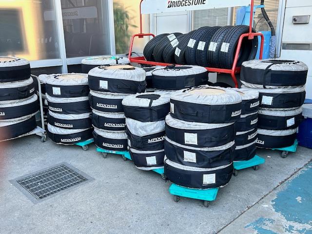 スタッドレス（もしくはサマータイヤ）の有料預りサービスも好評です。サイズにより料金は異なります。お気軽にご相談下さい。