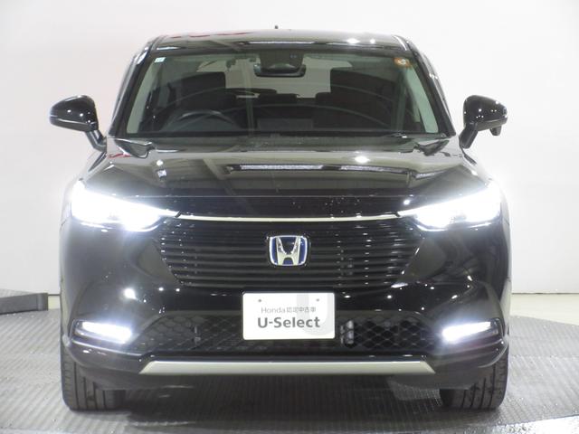 ハロゲンより明るく、より遠くまでさらなる安心感のあるＬＥＤヘッドライトを採用。照射軸の上下方向を自動調整するオートレベリング機構、点灯忘れも防止できるオートライトコントロール機構付きです。