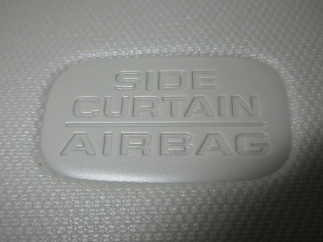 サイドカーテンエアバックシステムは、側面衝突時に大人から子供までさまざまな体格の乗員の頭部や頚部を広範囲で保護。特にセンターピラーへの頭部衝突を防ぐ展開性能を実現しています。