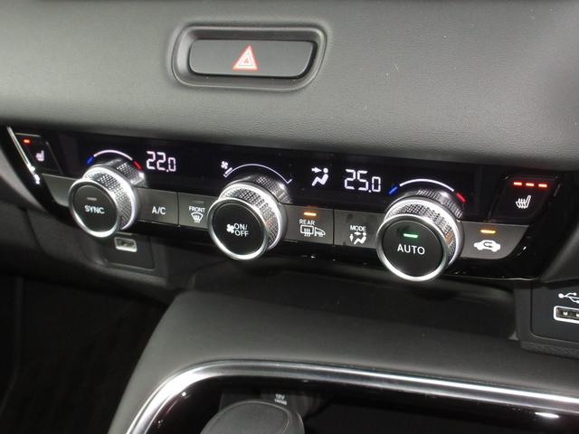 エアコンはオートエアコンでお好みの温度調整が出来、オールシーズン快適にドライブできます！フロントシートの座面に３段階調節のシートヒーターを内蔵。身体を直接温めることができます。
