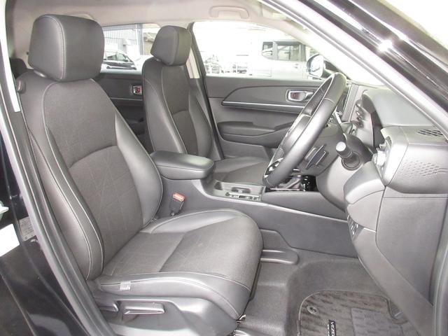 運転席には高さ調整ができる『シートハイトアジャスター機能』が付いています！　これなら小柄な方にも大柄な方にも自分にぴったりの運転姿勢がとれますね〜！