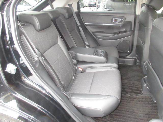 リア席の着座位置を見直し、足元を先代モデルから３５ｍｍ拡大し、セダンライクな後席空間を創造。シートバックを厚くすることで身体をやさしく包み込みながら、爽快な視界とあいまって快適な移動空間としています。