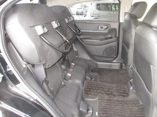 座面を跳ね上げれば、後席が背の高い空間に。駐車場などで後ろが狭く、テールゲートが開けられない時に、横から積みやすい「もうひとつの荷室」になるなど、アイデア次第で使い方が広がります。