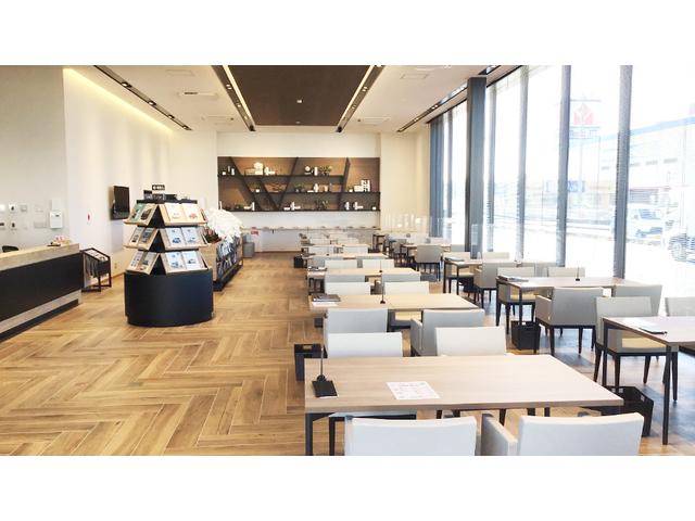 ショールームメイン客席となります。カフェテリアのような店内でゆっくりお寛ぎください。