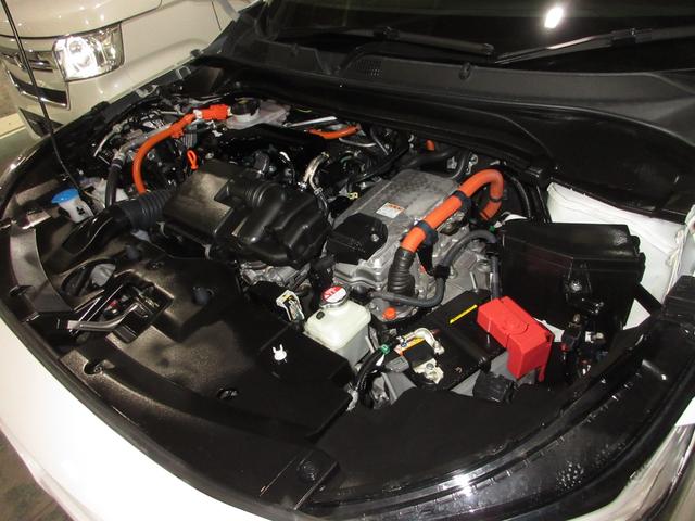 ヴェゼル ｅ：ＨＥＶＸ　ワンオーナー　禁煙車　ホンダセンシングホンダコネクトナビ／リアカメラ　ＥＴＣ２．０　ＵＳＢ（充電用あり）　パドルシフト　パーキングセンサー　サイドカーテンエアバッグ　純正１６インチアルミ　ＬＥＤ（3枚目）