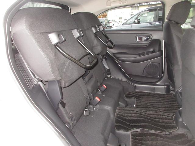 ヴェゼル ｅ：ＨＥＶＸ　ワンオーナー　禁煙車　ホンダセンシングホンダコネクトナビ／リアカメラ　ＥＴＣ２．０　ＵＳＢ（充電用あり）　パドルシフト　パーキングセンサー　サイドカーテンエアバッグ　純正１６インチアルミ　ＬＥＤ（16枚目）