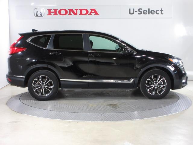 エクステリアデザインでは、先代モデルに対し最低地上高を４０ｍｍアップ。１８インチの大径タイヤ、大きく張り出した前後フェンダーによりＳＵＶらしいデザインとしています。